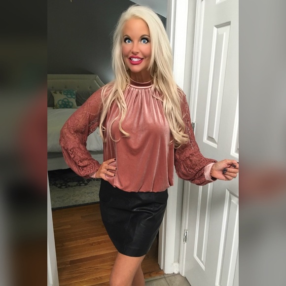 ❤️LAST 1! Velvet Lace Puffy Sleeves Top! - Picture 2 of 5